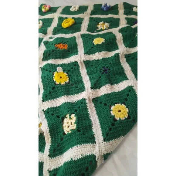 Vintage granny square Afghan flower center Green White 43 x 58 Crochet Hand Made - Picture 5 of 9